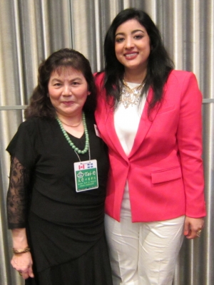 加拿大联邦国会议员安菊(右)