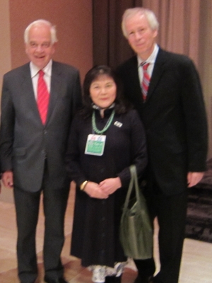 加拿大驻中国大使麦家廉(左)