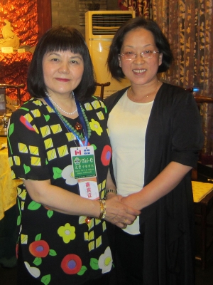 2014 Wang Aiying, directeur exécutif de la Huading Guoxue Research Foundation, bureau du conseiller du conseil d'État de la République populaire de Chine  (à droite)