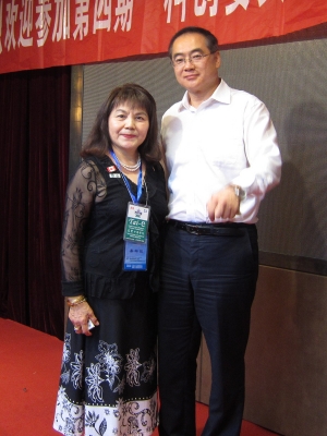 2017 Guo Jun, directeur adjoint du Bureau des affaires chinoises à l'étranger du Conseil des Affaires d'Etat de Chine (à droite)