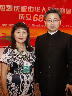 庆祝中华人民共和国成立68周年 驻蒙特利尔总领事彭惊涛 (右)、Tai-e院长吴淑娥 (左)