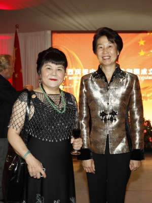 中华人民共和国驻蒙特利尔赵江平总领事(右)、Tai-e吴淑娥院长(左)