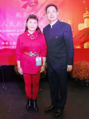 庆祝中华人民共和国成立70周年 驻蒙特利尔总领事陈学明 (右)、Tai-e院长吴淑娥 (左)